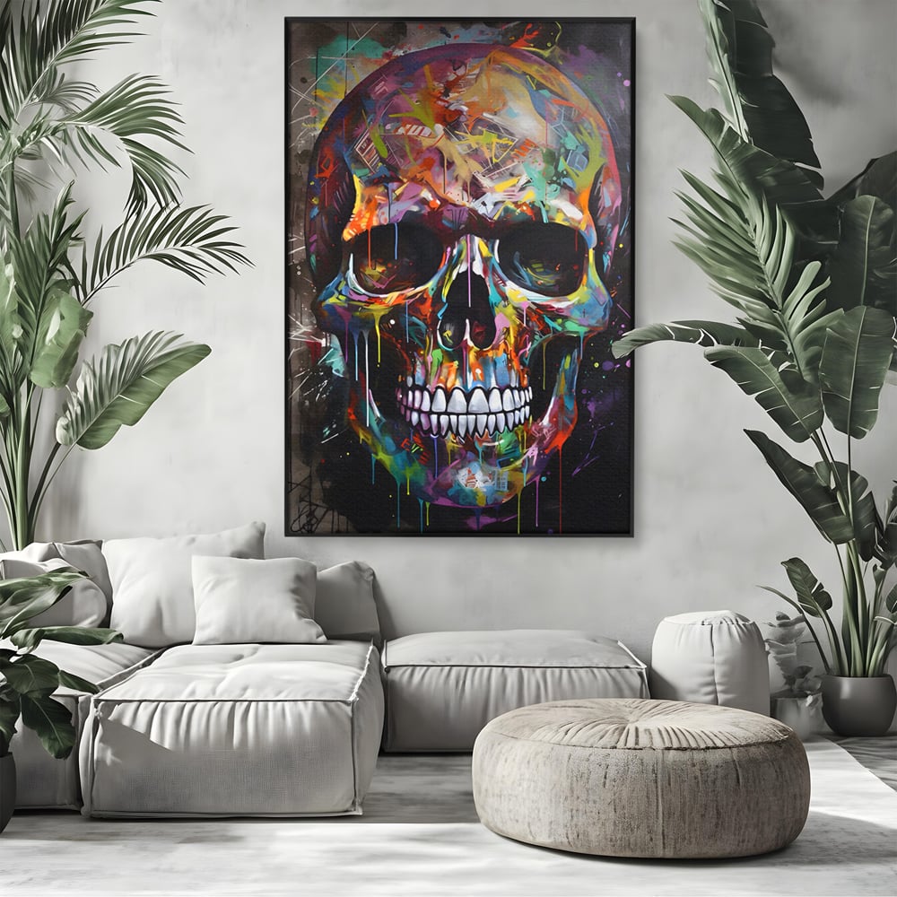 Tablou canvas cu tablou canvas cu craniu multicolor, in rama de aluminiu negru, pe perete intr-un living